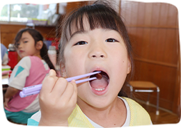 お昼ごはんを食べる様子