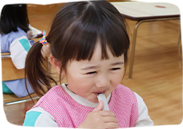 お昼ごはんを食べる様子