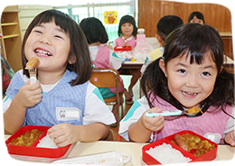 お昼ごはんを食べる様子